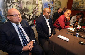 Dagoberto Valdés (izquierda) participa en una reunión con la comunidad cubana en el exilio, el 28 de enero de 2015 en Miami. Lo acompañan los opositores Fernando Palacio, Darsi Ferret, Mario Félix Lleonart, Manuel Cuesta Morúa y Laritza Diversent