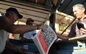 Un hombre compra el lunes 9 de mayo de 2011, en La Habana, el folleto que contiene los “Lineamientos de la Política Económica y Social del Partido y la Revolución”