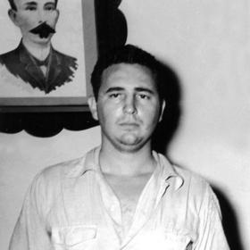 Fidel Castro detenido tras el asalto al cuartel Moncada, junto a la foto de José Martí