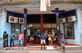 Varias personas esperan su turno para entrar en una “sala de navegación” perteneciente a la empresa estatal Correos de Cuba en La Habana, Cuba
