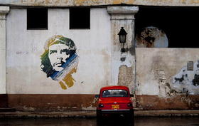 Pared deteriorada de edificación en Cuba