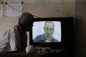Un cubano observa la intervención de Fidel Castro en la televisión de la Isla.