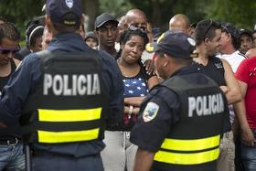 Policías costarricences bloquean una manifestación de cubanos que trata de pasar a Nicaragua para seguir rumbo a Estados Unidos por tierra