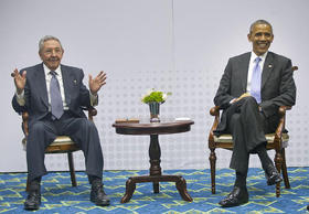 El presidente estadounidense Barack Obama y el gobernante cubano Raúl Castro durante su encuentro en la Cumbre de las Américas