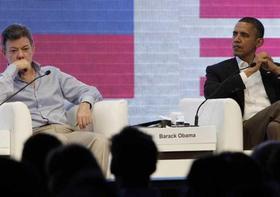 El presidente estadounidense Barack Obama y el mandatario colombiano Juan Manuel Santos participan en la Cumbre Empresarial de las Américas