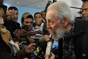 Fidel Castro habla con los periodistas cubanos tras votar en La Habana