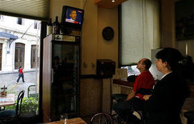 Cubanos observan un reportaje sobre la victoria de Obama, en La Habana el 5 de noviembre de 2008. (AP)