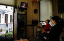 Cubanos observan un reportaje sobre la victoria de Obama, en La Habana el 5 de noviembre de 2008. (AP)
