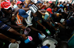 Cola para comprar cerveza en el carnaval de Santiago de Cuba Cola para comprar cerveza en el carnaval de Santiago de Cuba
