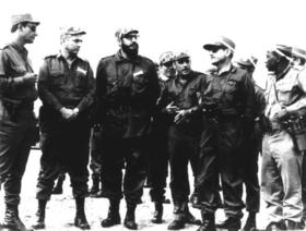 De izquierda a derecha, general Arnaldo Ochoa (fusilado por Fidel Castro en 1989), general Senén Casas, Fidel Castro, general Rafael del Pino, general chileno Anaya Castro y Víctor Drake, entonces jefe de la Dirección Política del MINFAR