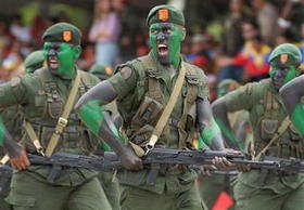  En esta imagen de archivo un grupo de militares venezolanos participan en un desfile de conmemoración de la independencia de la República Bolivariana de Venezuela