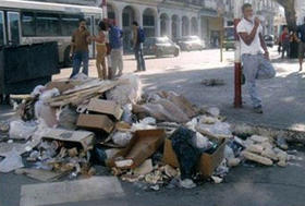 Calles de La Habana, donde se aprecia la suciedad y basura acumulada