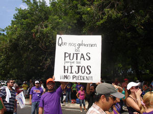 Manifestantes protestan contra el gobernador de Puerto Rico, Luis Foruño, en esta foto de archivo de octubre de 2009