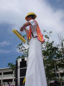 Una mujer en zancos participa en la manifestación contra el gobernador de Puerto Rico, Luis Fortuño, en esta foto de archivo de 2009