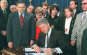 Imagen de Bill Clinton cuando firmó la Ley Helms-Burton
