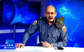 Rafael Serrano, presentador del noticiero estelar de la televisión cubana, en uniforme de milicias