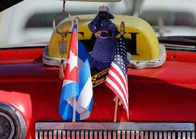 Las banderas norteamericana y cubana en la pizarra de un auto convertible clásico estadounidense en La Habana, el 18 de febrero de 2016. Las banderas norteamericana y cubana en la pizarra de un auto convertible clásico estadounidense en La Habana, el 18 de febrero de 2016