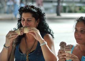 Consumiendo helado en Cuba