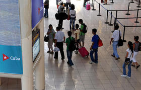 Viajeros en el Aeropuerto Internacional José Martí en La Habana