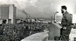 Fidel Castro proclama la 'Segunda Declaración de La Habana' en 1962, como respuesta a la exclusión de la OEA.
Fidel Castro proclama la 'Segunda Declaración de La Habana' en 1962, como respuesta a la exclusión de la OEA.