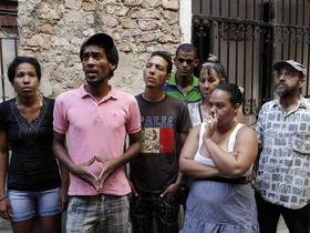 Fred Calderón, vocero del grupo de disidentes que tomaron la iglesia de Nuestra Señora de la Caridad en La Habana, habla a la prensa en la capital cubana el viernes