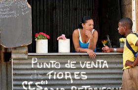 Puesto de venta de flores en La Habana