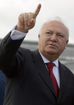 El ministro de Exteriores español, Miguel Ángel Moratinos, durante una ceremonia en el monumento José Martí. La Habana, 19 de octubre de 2009. (AP)
El ministro de Exteriores español, Miguel Ángel Moratinos