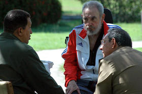 Fidel y Raúl Castro junto a Hugo Chávez en esta foto de archivo.