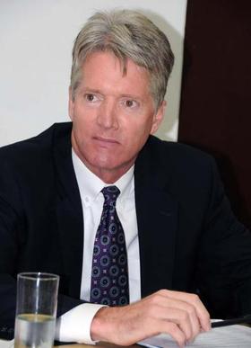 Cónsul General de la Oficina de Intereses de Estados Unidos en Cuba, Timothy Roche, durante su visita al periódico oficial cubano Granma