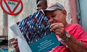 Un cubano lee el Proyecto de lineamientos de la Política Económica y Social