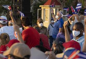 Raúl Castro, en el centro, y el presidente de Cuba, Miguel Díaz-Canel, asisten a un evento político-cultural en la avenida Malecón en La Habana, Cuba, el 17 de julio de 2021