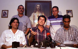 Los promotores del Proyecto Varela, en una imagen de 2002.
Los promotores del Proyecto Varela, en una imagen de 2002