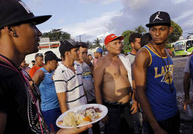 Cubanos hacen fila para recibir alimentos en Paso Canoas, en la frontera entre Costa Rica y Panamá