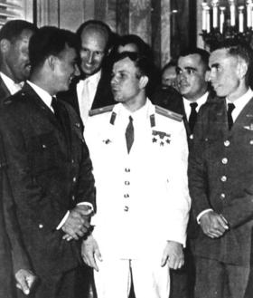 Los pilotos del Gobierno cubano que participaron en los combates de Bahía de Cochinos, junto al astronauta soviético Yury Gagarin. De izquierda a derecha Prendes, Yury Gagarin, Del Pino, Carreras. Los pilotos del Gobierno cubano que participaron en los combates de Bahía de Cochinos, junto al astronauta soviético Yury Gagarin