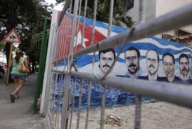Propaganda gubernamental a favor de los cinco espías presos en Estados Unidos. La Habana, 13 de octubre de 2009. (REUTERS) Propaganda gubernamental a favor de los cinco espías presos en Estados Unidos. La Habana, 13 de octubre de 2009. (REUTERS)
