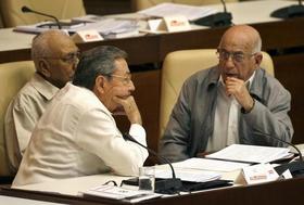 Raúl Castro habla con el vicepresidente primero, José Ramón Machado Ventura, y el dirigente histórico Juan Almeida Bosque. Asamblea Nacional del Poder Popular. La Habana, 27 de diciembre de 2008. (REUTERS)