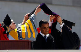 Obama recibe un grado honorario en la Universidad Wesleyan Obama recibe un grado honorario en la Universidad Wesleyan