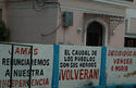 Consignas revolucionarias pintadas en un muro deteriorado en La Habana