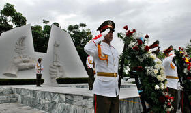 Ofrenda floral en el Mausoleo al Soldado Internacionalista Soviético en Cuba