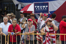 Partidarios del presidente Trump estuvieron en la calle Flagler el viernes durante el discurso
