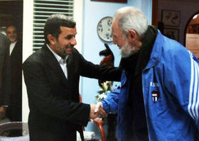 Fotografía de la reunión sostenida el pasado miércoles en La Habana entre el líder cubano Fidel Castro (d) y el presidente iraní, Mahmud Ahmadineyad (i). El ex gobernante cubano solo se reúne con invitados “muy especiales”
