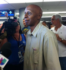 El opositor cubano Guillermo Fariñas, a su llegada a Miami en 2013. (Foto tomada de Martínoticias.)