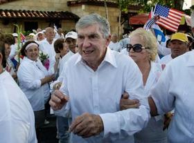 Luis Posada Carriles participa en un acto a favor de las Damas de Blanco en Miami, en esta foto de archivo
