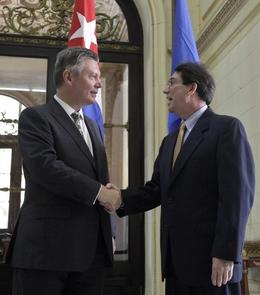 Karel De Gucht (izq.), comisario europeo de Desarrollo, con el ministro de Exteriores de Cuba, Bruno Rodríguez. La Habana, 2 de noviembre de 2009. (REUTERS)
Karel De Gucht (izq.), comisario europeo de Desarrollo, con el ministro de Exteriores de Cuba, Bruno Rodríguez. La Habana, 2 de noviembre de 2009. (REUTERS)