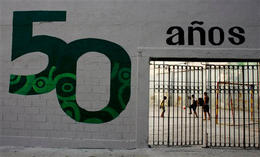 Cartel en una cancha de fútbol de La Habana. (AP)
Cartel en una cancha de fútbol de La Habana. (AP)
