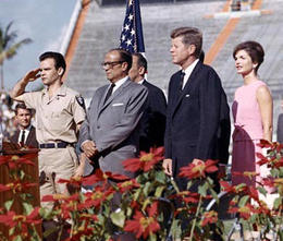 Los líderes anticastristas Manuel Artime y José Miró Cardona, junto a John F. Kennedy, el 29 de dicembre de 1962.
Los líderes anticastristas Manuel Artime y José Miró Cardona, junto a John F. Kennedy, el 29 de dicembre de 1962.