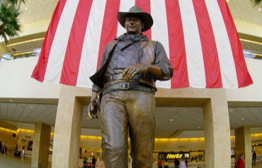 Estatua de John Wayne en el aeropuerto de Santa Ana