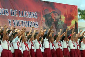 Estudiantes cubanos en un acto político