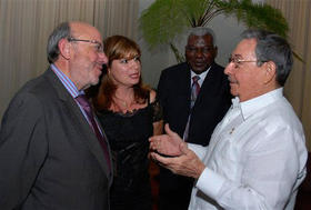 El comisario europeo de Desarrollo y Ayuda Humanitaria, Louis Michel, y Raúl Castro, el 24 de octubre en La Habana. (AP)