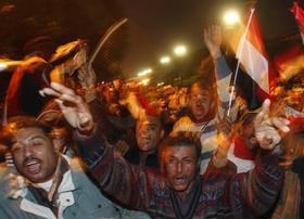 Manifestantes celebran la caída de Mubarak
